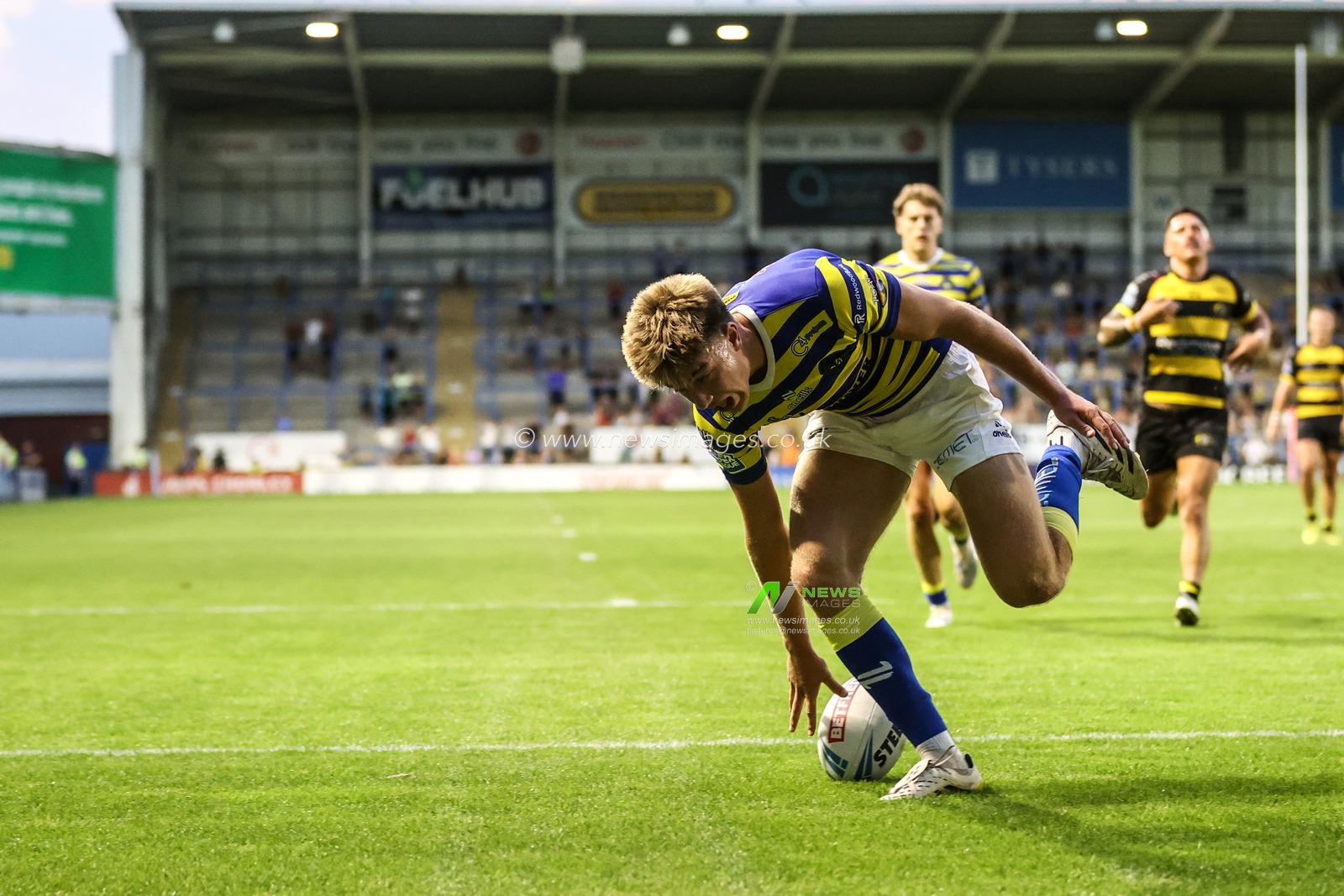Ewan Irwin of Warrington Wolves goes over for a try during the Betfred Super League round 23 match Warrington Wolves vs York Knights at The Halliwell Jones Stadium, Warrington, United Kingdom on 13 August 2026

(Photo by Alfie Cosgrove/News Images)