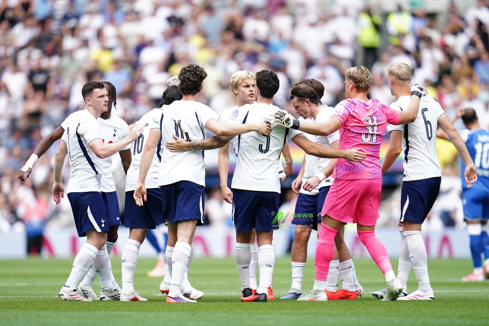 Tottenham Hotspur players ahead of kick off during the pre-season friendly match Tottenham Hotspur vs Hoffenheim at Tottenham Hotspur Stadium, London, United Kingdom on 15 August 2026

(Photo by Harvey Murphy/News Images)