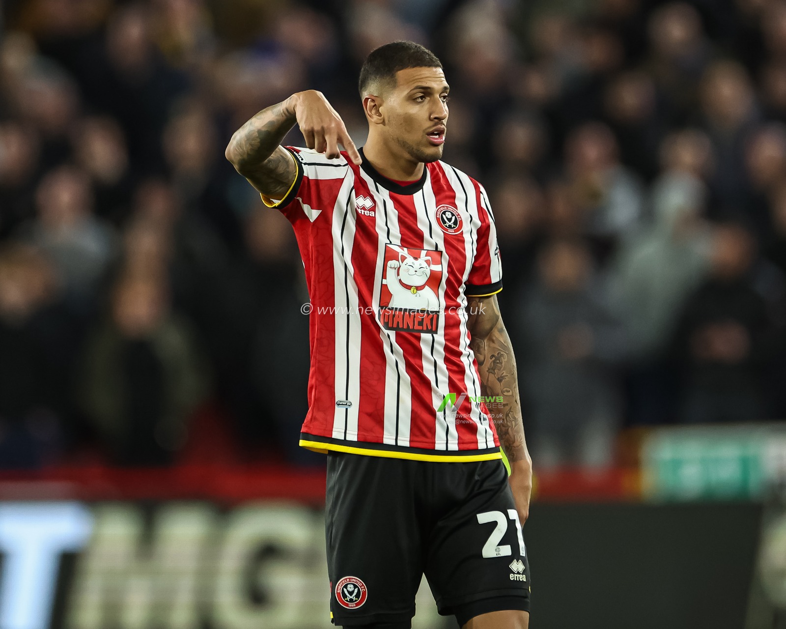 Vinicius Souza of Sheffield United gives his team instructions during the Sky Bet Championship match Sheffield United vs Leeds United at Bramall Lane, Sheffield, United Kingdom, 24th February 2025

(Photo by Mark Cosgrove/News Images)