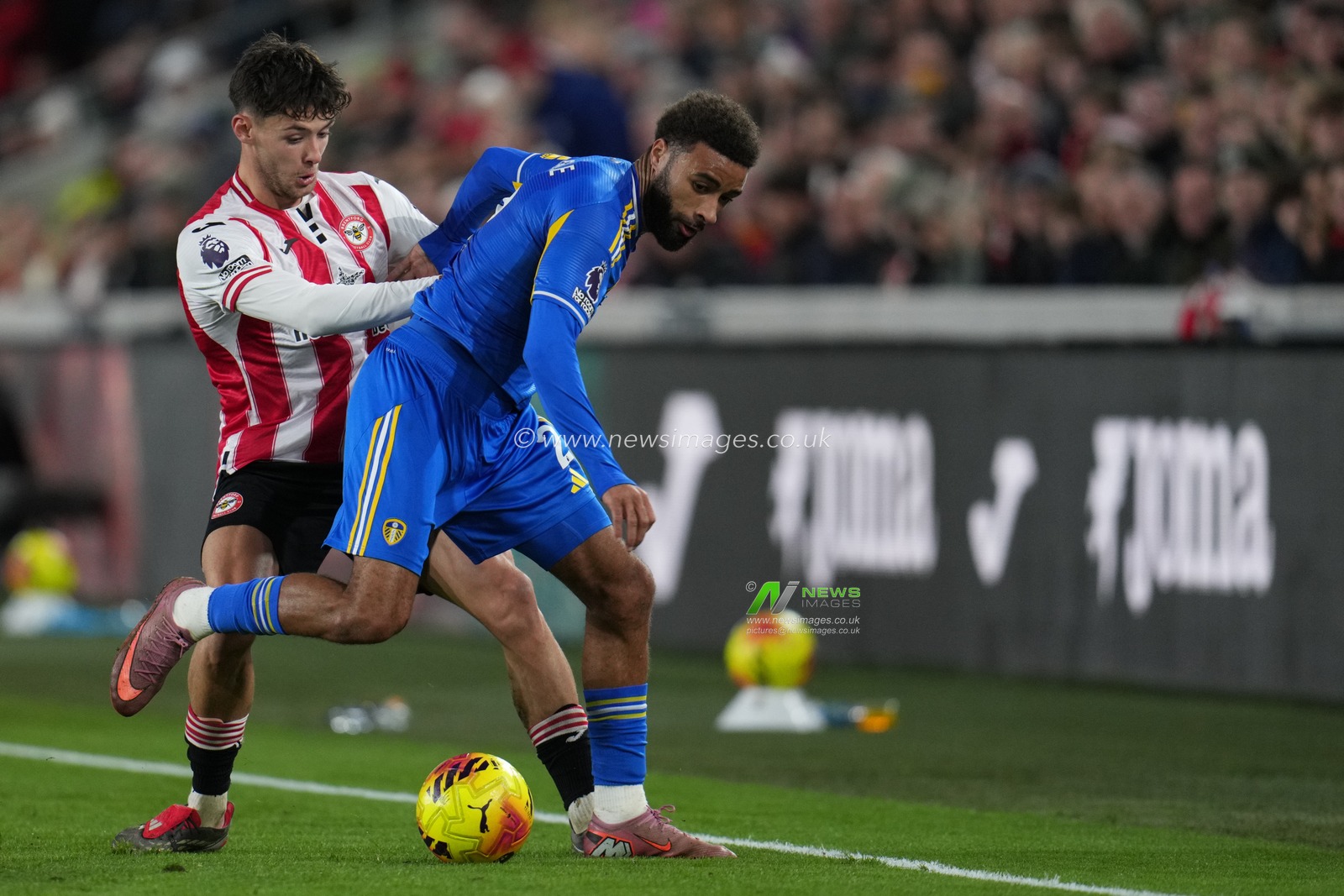 Aaron Hickey of Brentford and Jayden Bogle of Leeds United during the Premier League match Brentford vs Leeds United at The Gtech Community Stadium, London, United Kingdom, 14th December 2025

(Photo by Harvey Murphy/News Images)

*** GER AUT SUI OUT ***