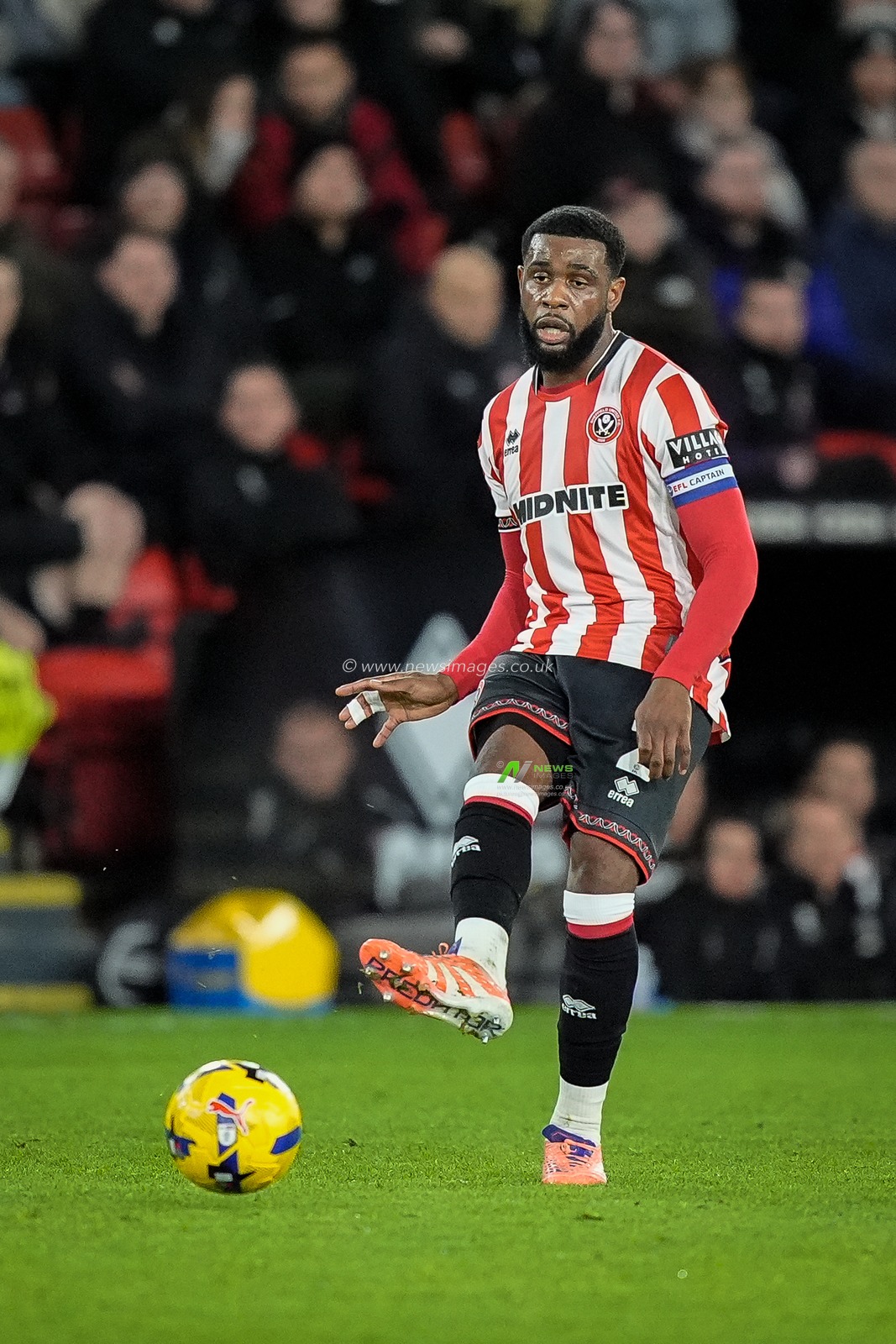 Japhet Tanganga of Sheffield United passes the ball during the Sky Bet Championship match Sheffield United vs Norwich City at Bramall Lane, Sheffield, United Kingdom, 9th December 2025

(Photo by Maynard Manyowa/News Images)

*** GER AUT SUI OUT ***