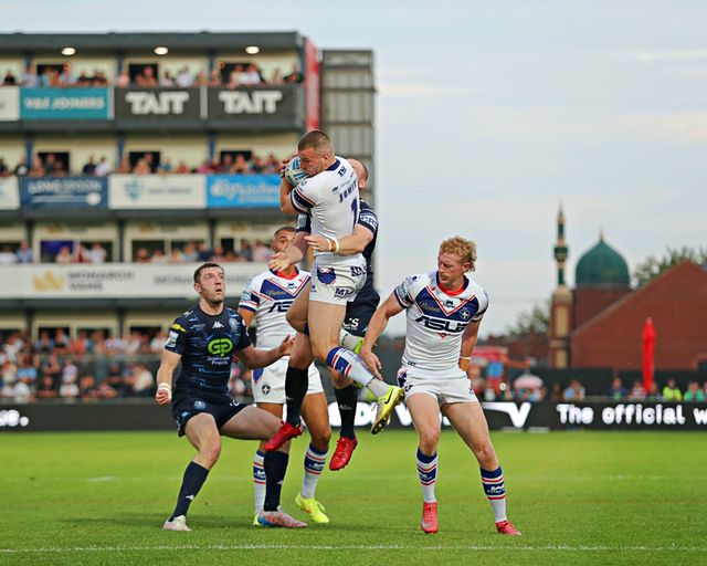 Max Jowitt of Wakefield Trinity catches a high ball during the Betfred Super League round 15 match Wakefield Trinity vs Wigan Warriors at DIY Kitchens Stadium, Wakefield, United Kingdom, 20th June 2025

(Photo by Sam Eaden/News Images)