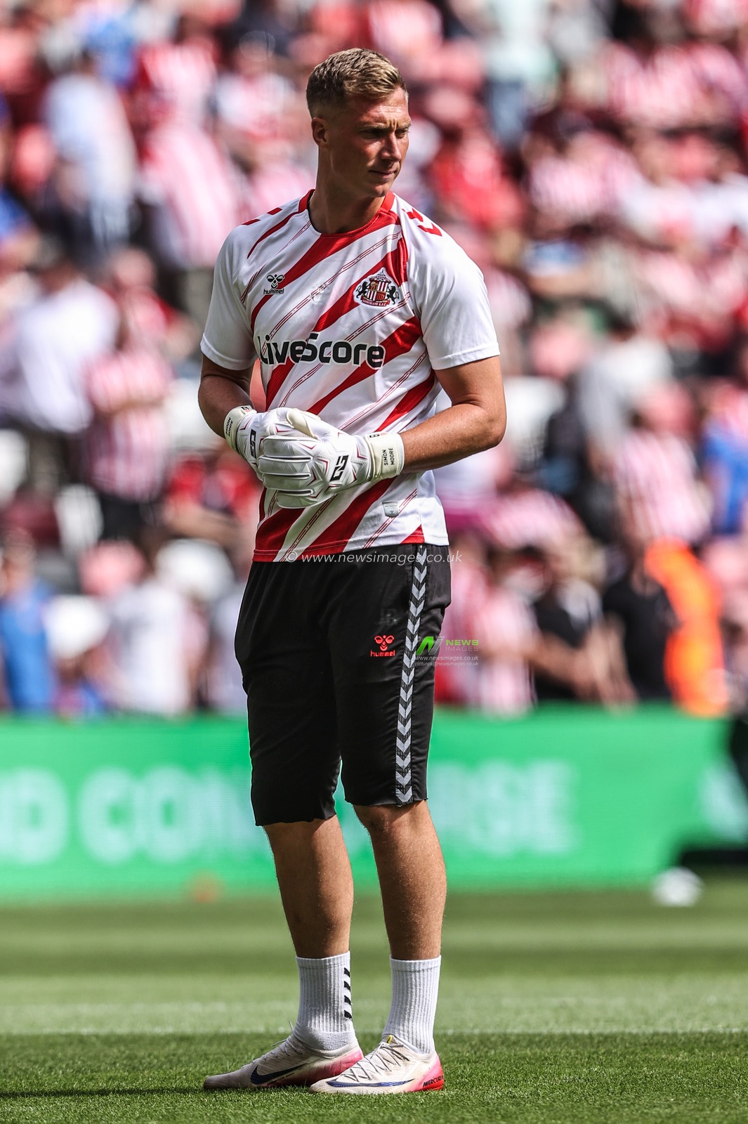Simon Moore of Sunderland in the pregame warmup session during the Premier League match Sunderland vs West Ham United at Stadium Of Light, Sunderland, United Kingdom, 16th August 2025

(Photo by Alfie Cosgrove/News Images)