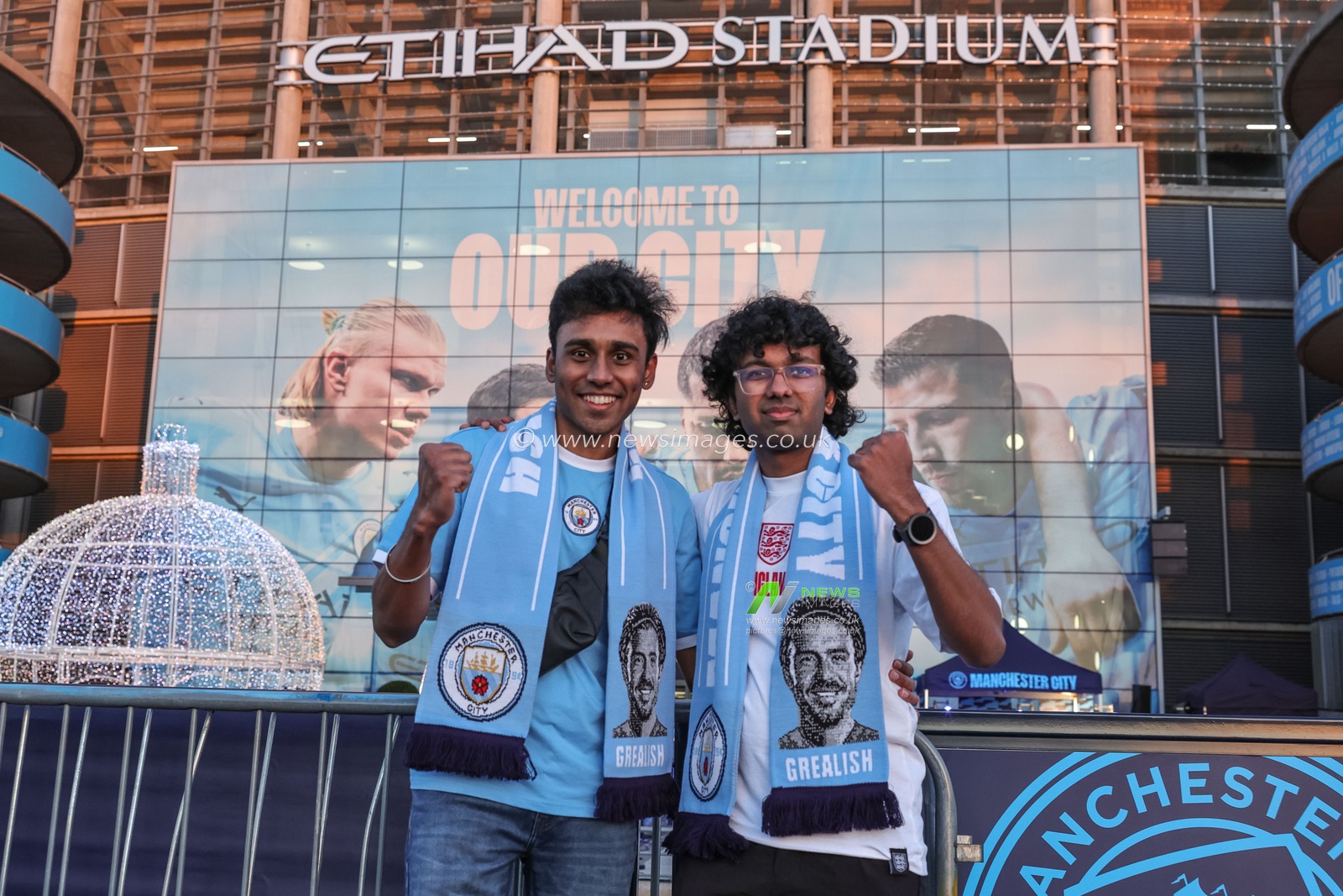 Fans have a photo in front of the players entrance during the UEFA Champions League Matchday 5 of 8 Manchester City v Bayer 04 Leverkusen at City of Manchester Stadium, Manchester, United Kingdom, 25th November 2025

(Photo by Mark Cosgrove/News Images)

*** GER AUT SUI OUT ***