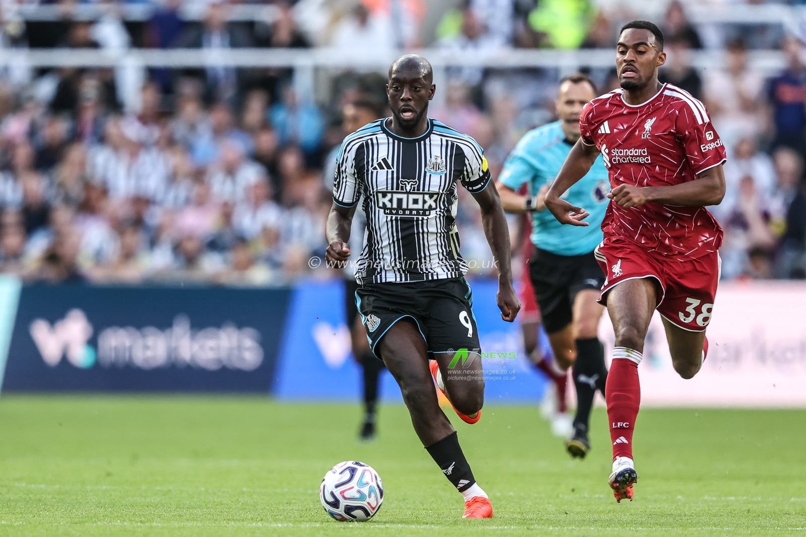 Yoane Wissa of Newcastle United breaks with the ball during the Premier League match Newcastle Untied vs Liverpool at St. James's Park, Newcastle, United Kingdom on 23 August 2026

(Photo by Alfie Cosgrove/News Images)