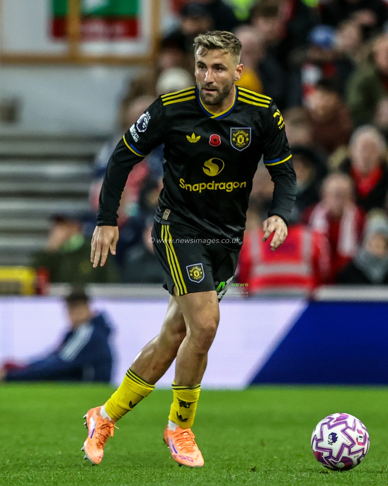 Luke Shaw of Manchester United during the Premier League match Nottingham Forest vs Manchester United at City Ground, Nottingham, United Kingdom, 1st November 2025

(Photo by Alfie Cosgrove/News Images)

*** GER AUT SUI OUT ***