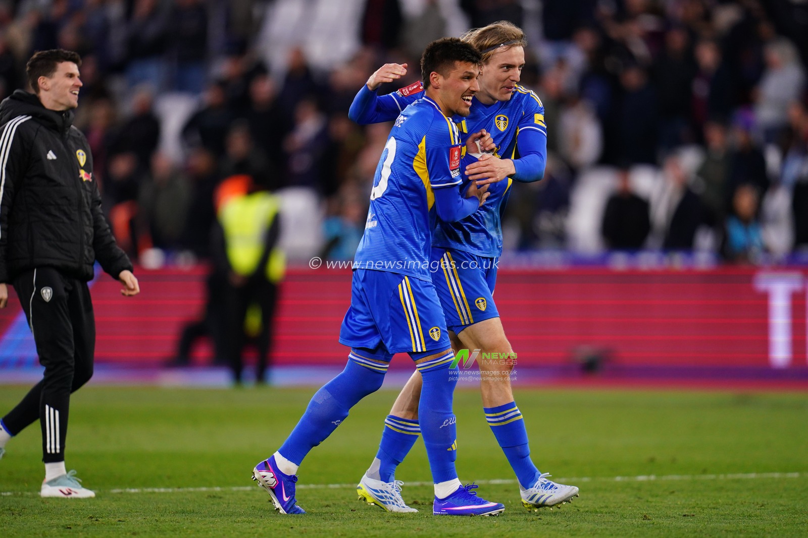 Leeds players at full time during the Emirates FA Cup Quarter-Final match West Ham United vs Leeds United at London Stadium, London, United Kingdom on 04 April 2026

(Photo by Harvey Murphy/News Images)