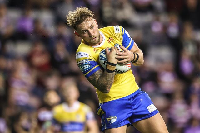 Chris Hankinson of Leeds Rhinos jumps up to win the high ball from Bevan French of Wigan Warriors during the Betfred Super League round 27 match Wigan Warriors vs Leeds Rhinos at The Brick Community Stadium, Wigan, United Kingdom, 19th September 2025

(Photo by Alfie Cosgrove/News Images)