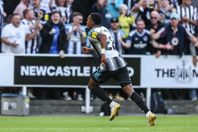 Joe Willock of Newcastle United celebrates his goal to make it 1-1 during the Premier League match Newcastle Untied vs Liverpool at St. James's Park, Newcastle, United Kingdom on 23 August 2026

(Photo by Alfie Cosgrove/News Images)