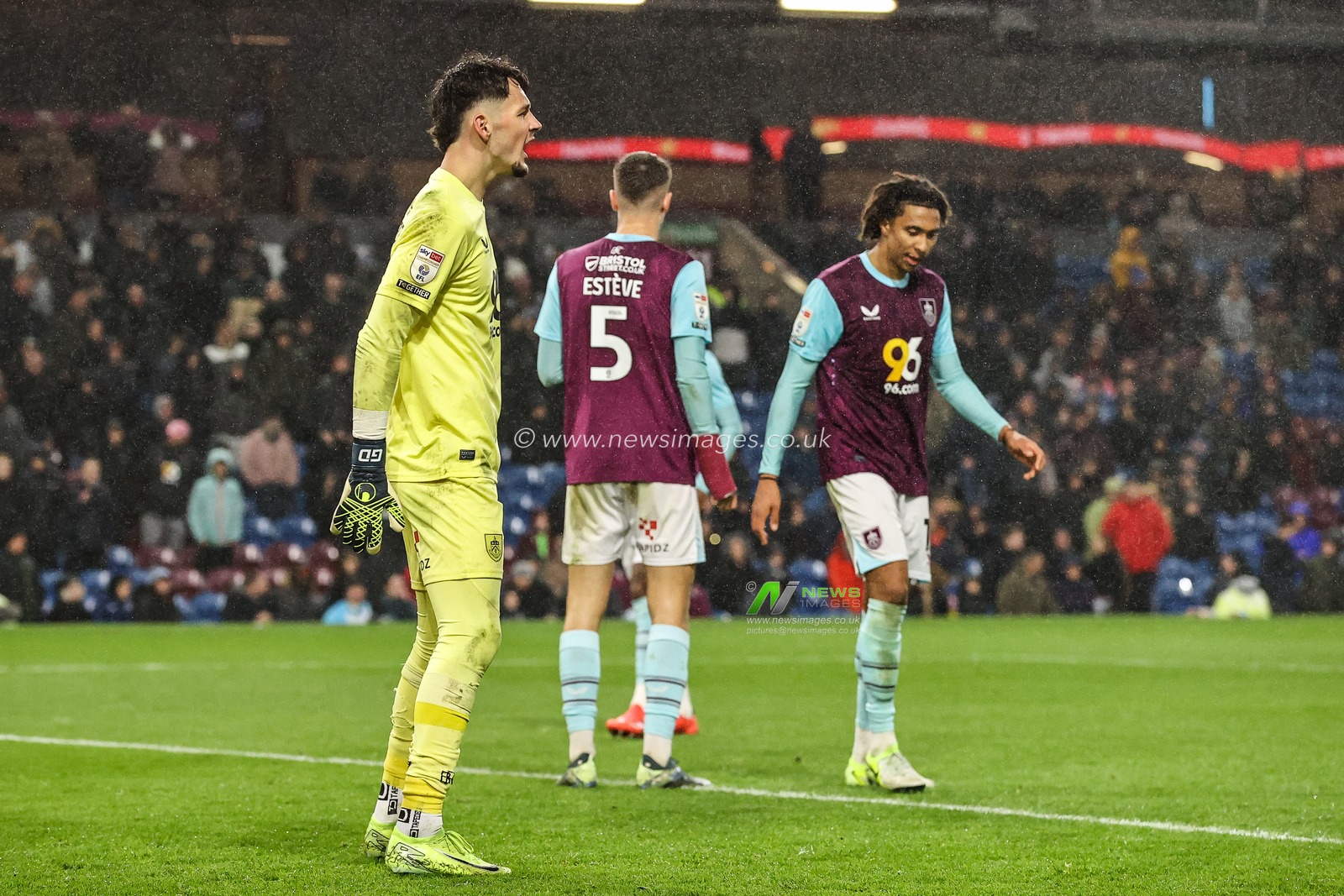 James Trafford of Burnley gives his team instructions during the Sky Bet Championship match Burnley vs Middlesbrough at Turf Moor, Burnley, United Kingdom, 6th December 2024

(Photo by Alfie Cosgrove/News Images)