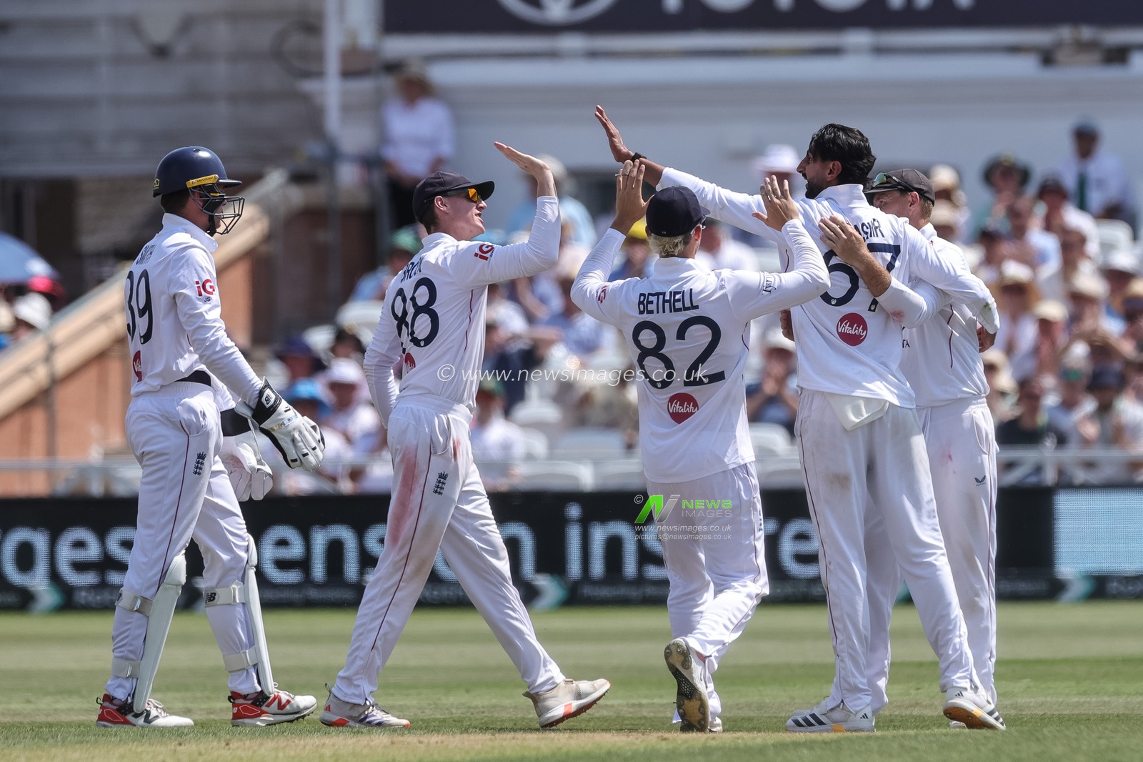 Shoaib Bashir of England celebrates the wicket of  Tom Blundell of New Zealand with Joe Root of England during the 3rd Rothesay Test Match Day 2 match England vs New Zealand at Trent Bridge, Nottingham, United Kingdom on 26 June 2026

(Photo by Mark Cosgrove/News Images)