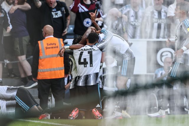 Joe Willock of Newcastle United celebrates his goal to make it 1-1 during the Premier League match Newcastle Untied vs Liverpool at St. James's Park, Newcastle, United Kingdom on 23 August 2026

(Photo by Alfie Cosgrove/News Images)