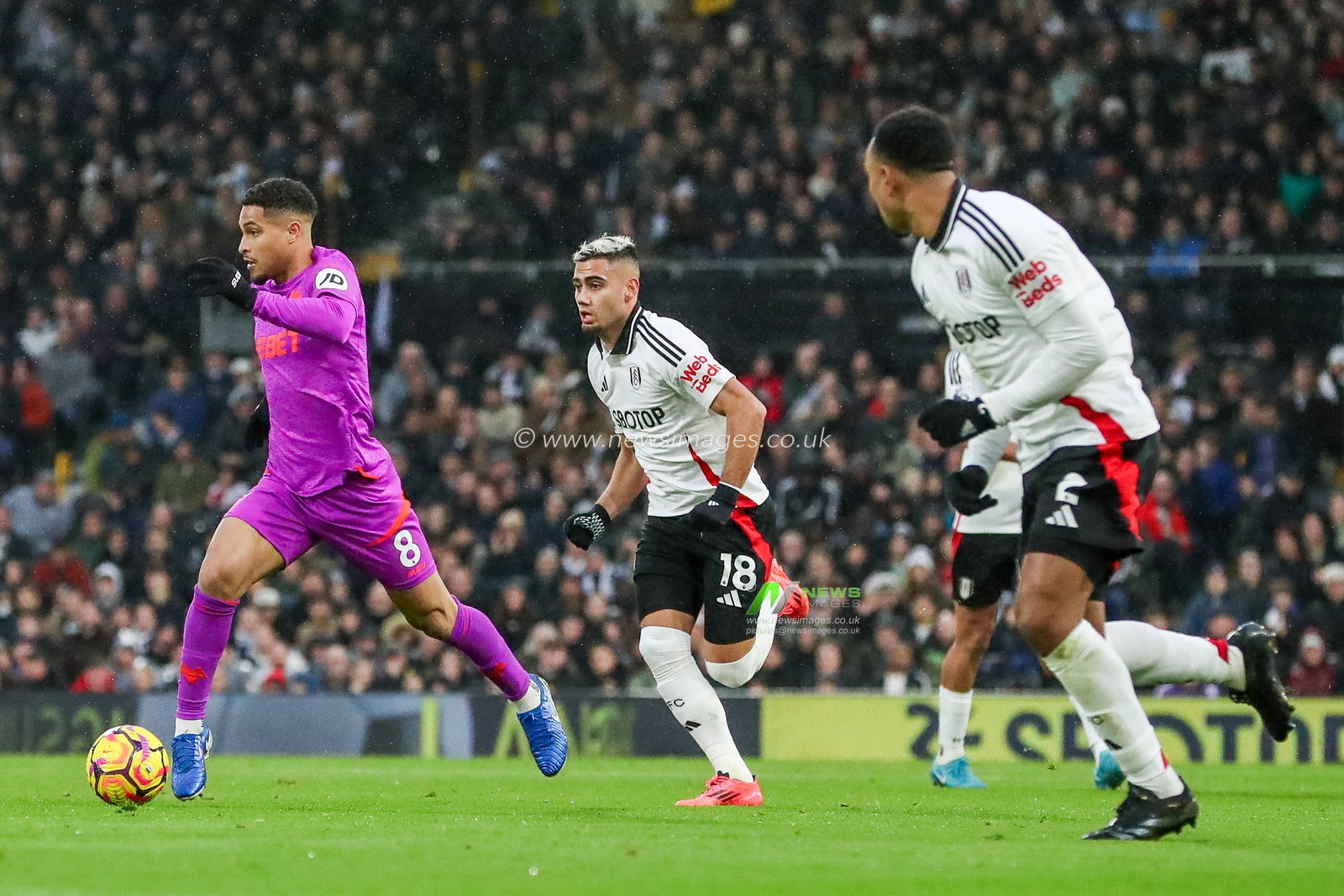 Joao Gomes of Wolverhampton Wanderers breaks with the ball during the Premier League match Fulham vs Wolverhampton Wanderers at Craven Cottage, London, United Kingdom, 23rd November 2024

(Photo by Izzy Poles/News Images)