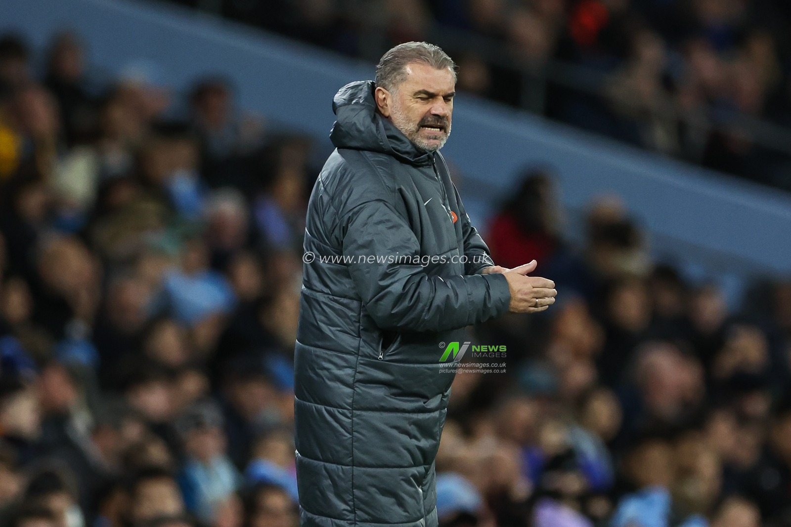 Ange Postecoglou manager of Tottenham Hotspurgives his team instructions during the Premier League match Manchester City vs Tottenham Hotspur at Etihad Stadium, Manchester, United Kingdom, 23rd November 2024

(Photo by Mark Cosgrove/News Images)