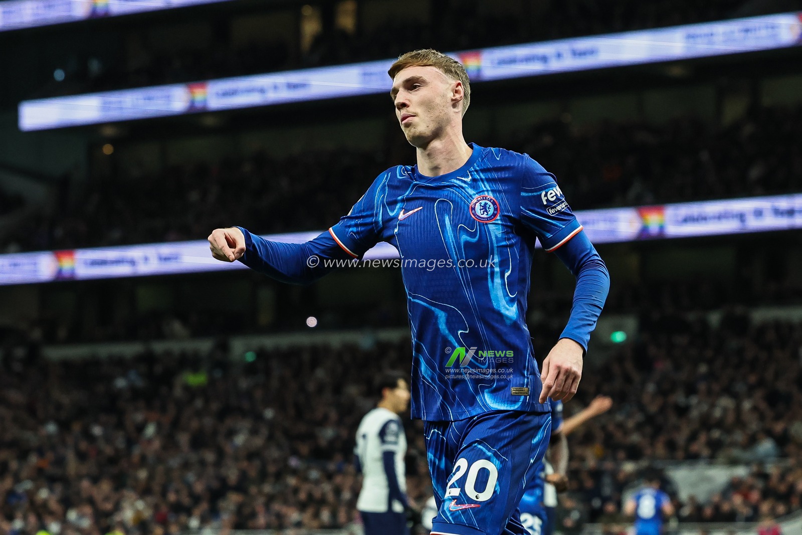 Cole Palmer of Chelsea celebrates his goal to make it 2-2 during the Premier League match Tottenham Hotspur vs Chelsea at Tottenham Hotspur Stadium, London, United Kingdom, 8th December 2024

(Photo by Mark Cosgrove/News Images)