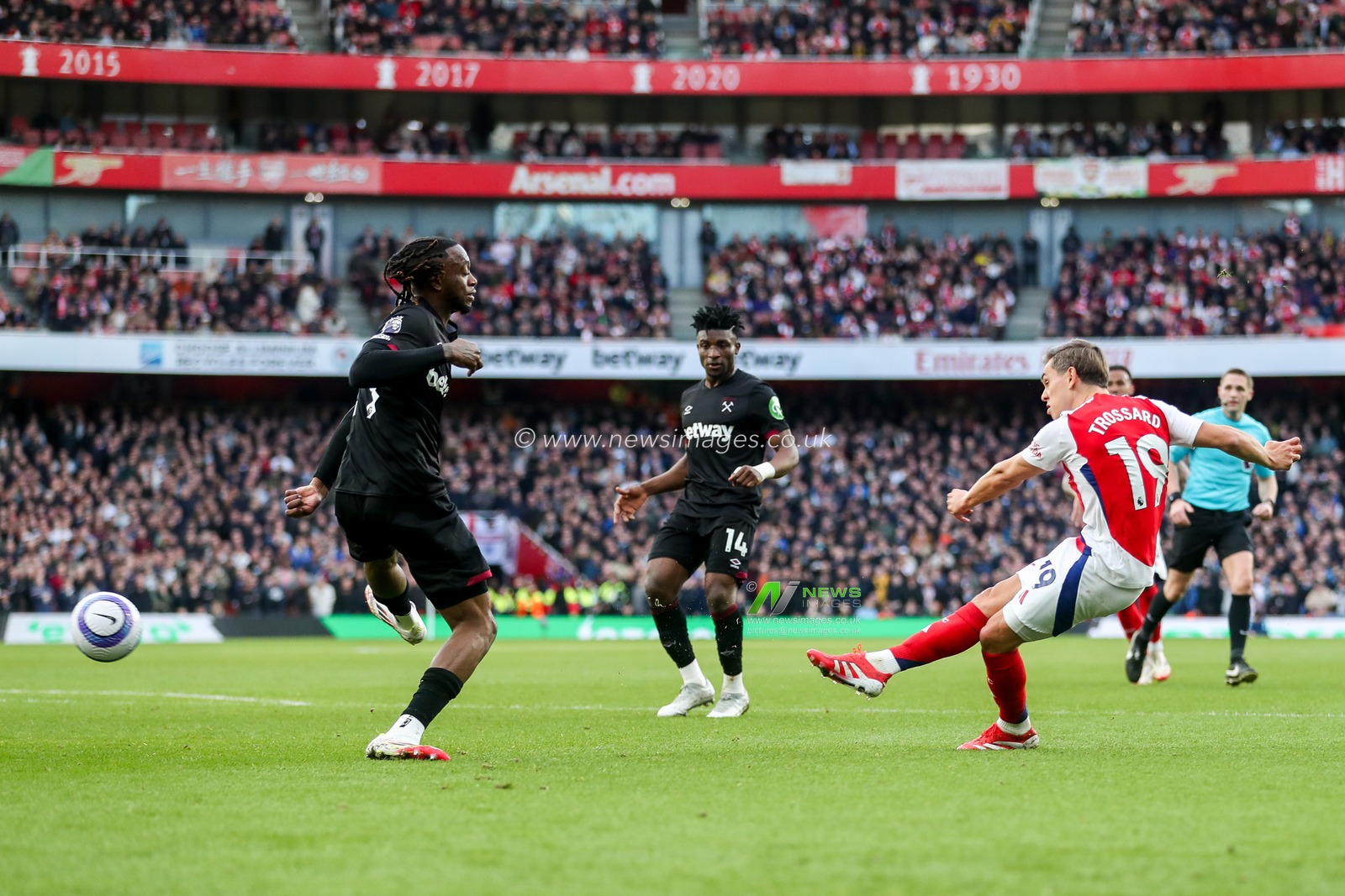 Leandro Trossard of Arsenal shoots during the Premier League match Arsenal vs West Ham United at Emirates Stadium, London, United Kingdom, 22nd February 2025

(Photo by Izzy Poles/News Images)