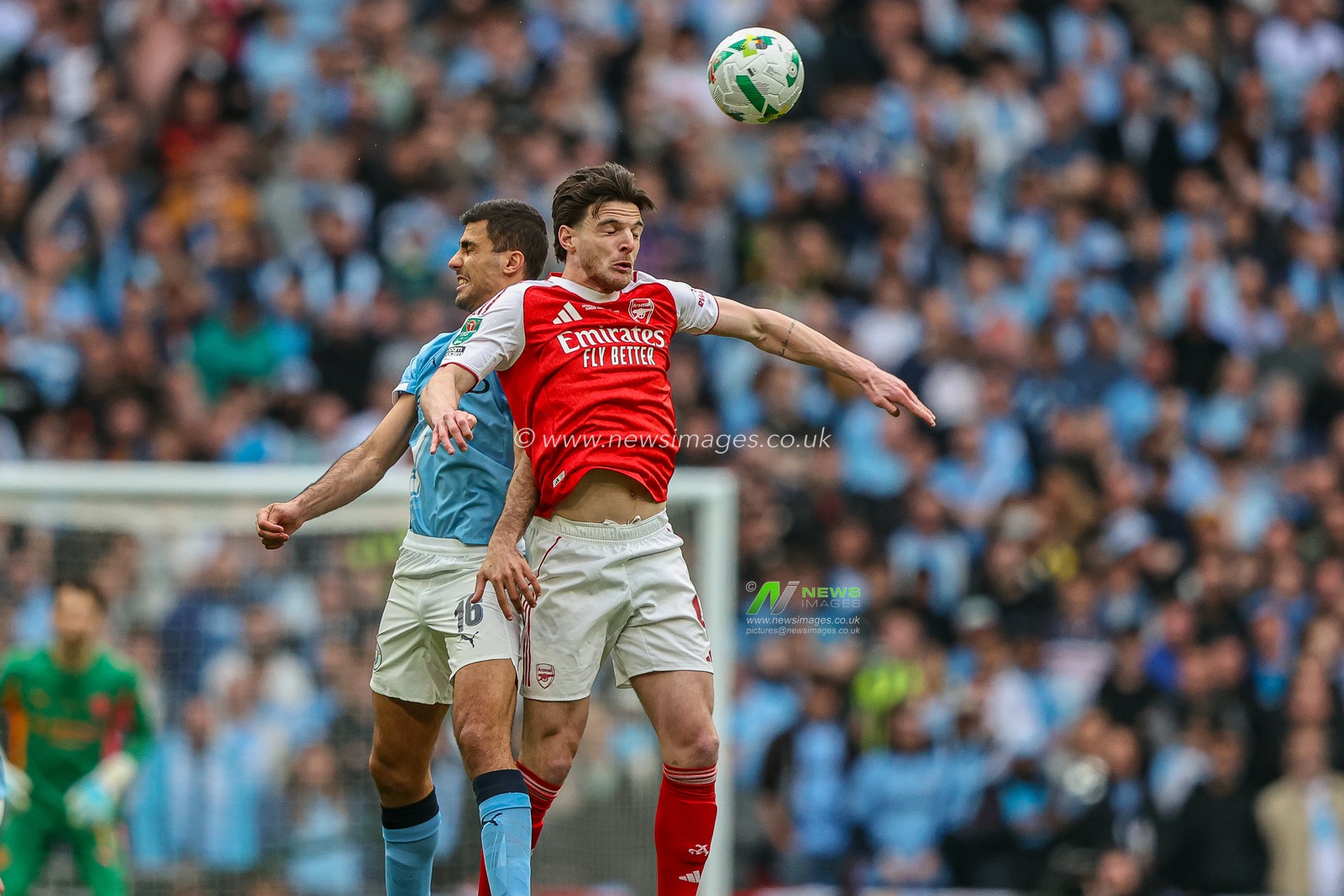 Declan Rice of Arsenal battle for the ball in the air with Rodrigo of Manchester City during the Carabao Cup Final match Arsenal vs Manchester City at Emirates, London, United Kingdom on 22 March 2026

(Photo by Alfie Cosgrove/News Images)