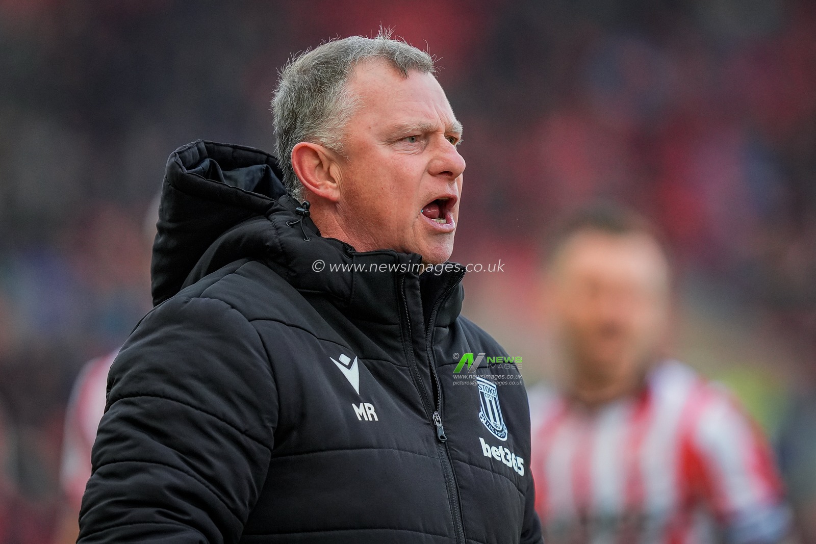 Stoke City manager Mark Robins shouts instructions during the Sky Bet Championship match Stoke City vs Swansea City at Bet365 Stadium, Stoke-on-Trent, United Kingdom, 13th December 2025

(Photo by Maynard Manyowa/News Images)

*** GER AUT SUI OUT ***