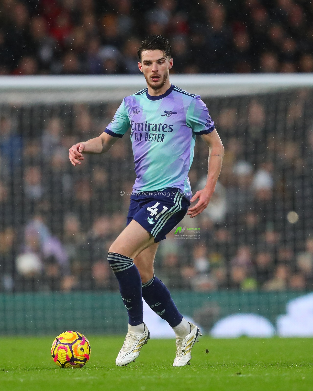 Declan Rice of Arsenal makes a break with the ball during the Premier League match Fulham vs Arsenal at Craven Cottage, London, United Kingdom, 8th December 2024

(Photo by Gareth Evans/News Images)