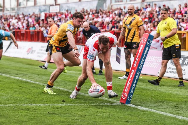 Joe Burgess of Hull KR goes over for a try during the Betfred Super League round 21 match Hull KR vs Castleford Tigers at Sewell Group Craven Park, Kingston upon Hull, United Kingdom, 9th August 2025

(Photo by Alfie Cosgrove/News Images)