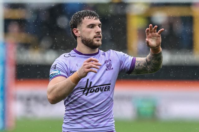 Connor Wrench of Warrington Wolves gives team mates instructions during the Betfred Super League round 19 match Castleford Tigers vs Warrington Wolves at The Mend-A-Hose Jungle, Castleford, United Kingdom, 20th July 2025

(Photo by Alfie Cosgrove/News Images)