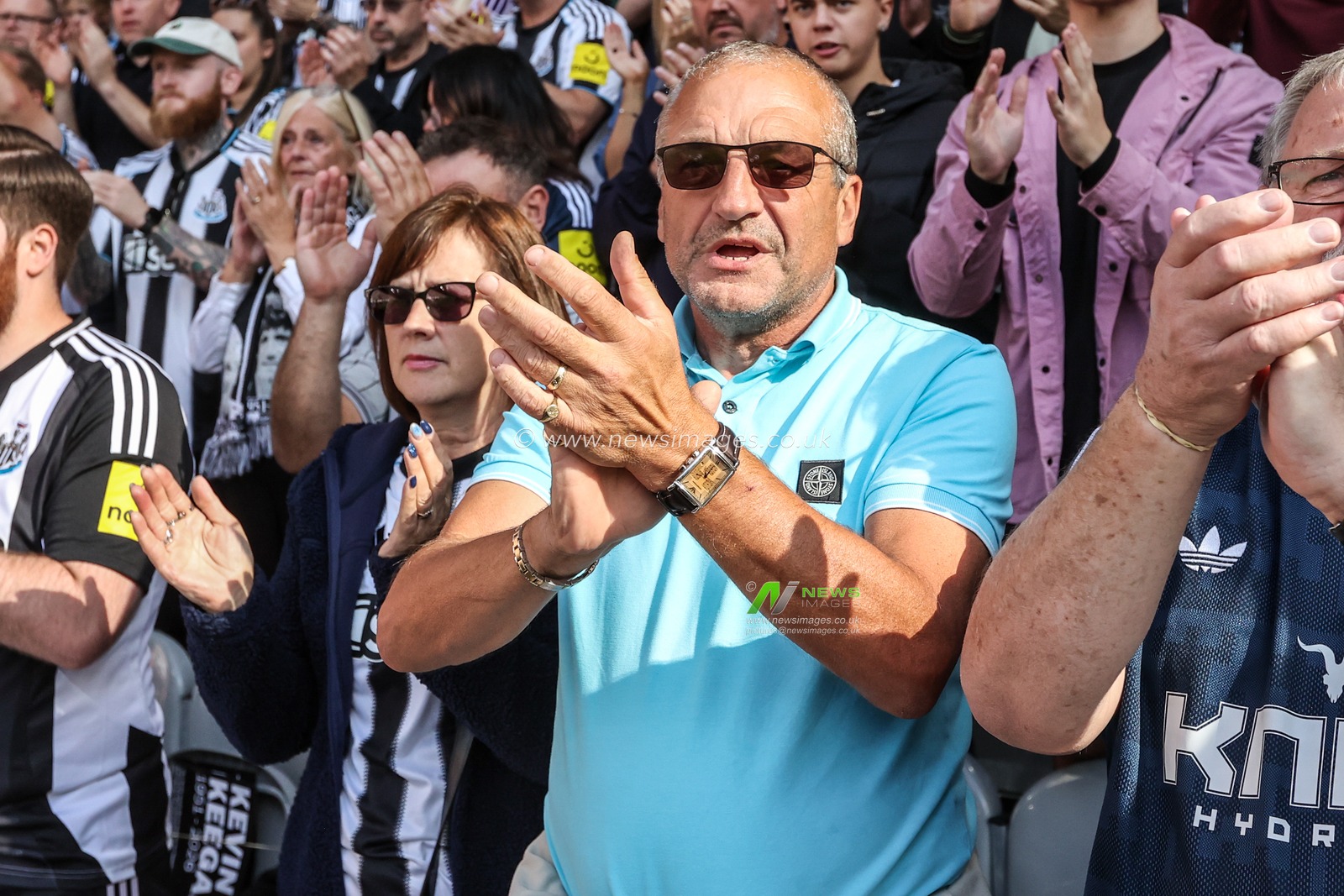 Newcastle fans applaud in memory of Kevin Keegan during the Premier League match Newcastle Untied vs Liverpool at St. James's Park, Newcastle, United Kingdom on 23 August 2026

(Photo by Alfie Cosgrove/News Images)