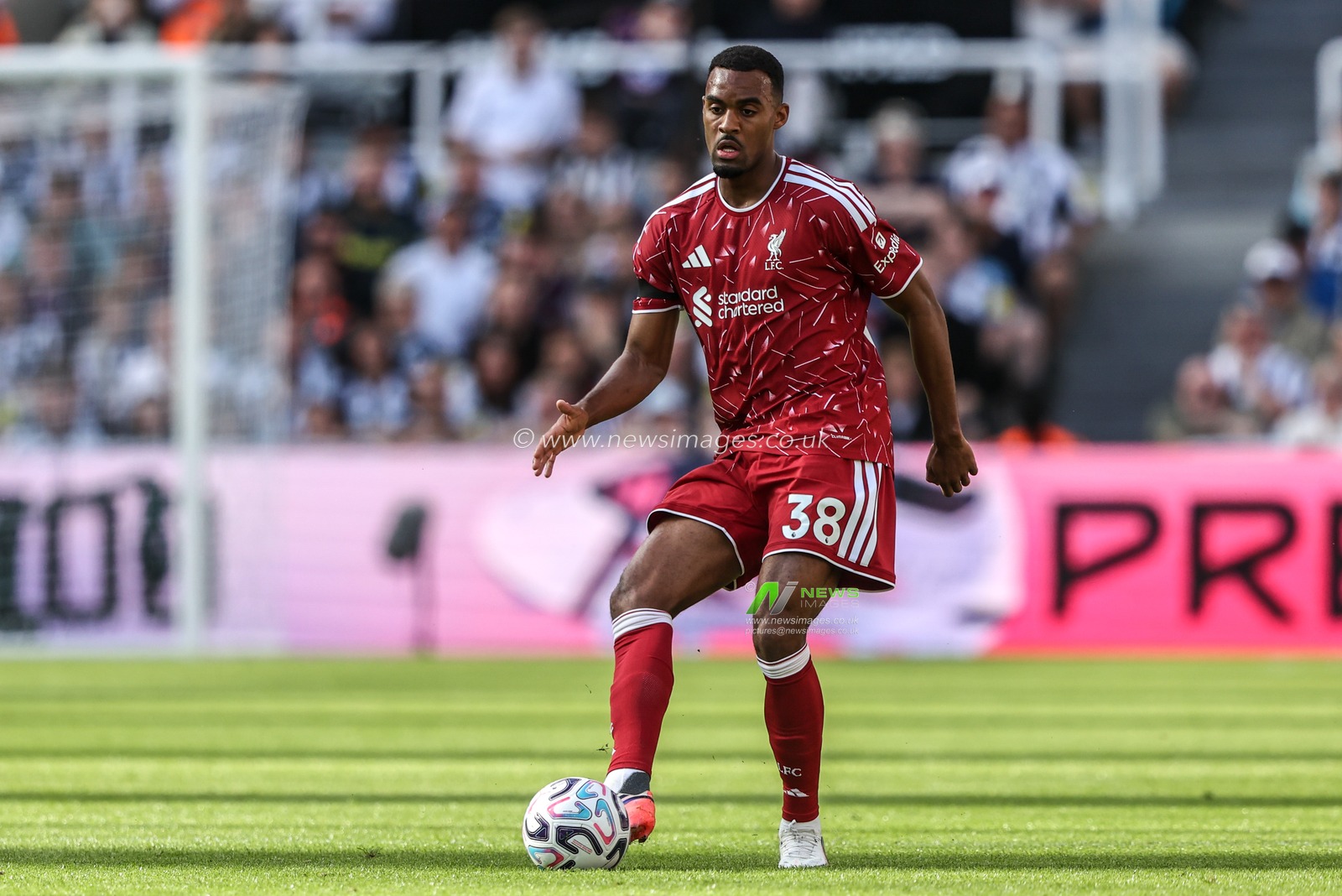 Ryan Gravenberch of Liverpool during the Premier League match Newcastle Untied vs Liverpool at St. James's Park, Newcastle, United Kingdom on 23 August 2026

(Photo by Alfie Cosgrove/News Images)