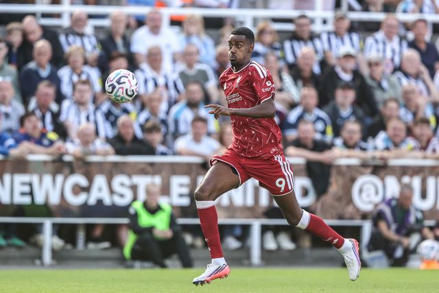 Alexander Isak of Liverpool breaks with the ball during the Premier League match Newcastle Untied vs Liverpool at St. James's Park, Newcastle, United Kingdom on 23 August 2026

(Photo by Alfie Cosgrove/News Images)