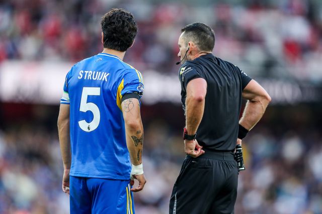 Pascal Struijk of Leeds United speaks to Referee Jarred Gillett during the Premier League match Arsenal vs Leeds United at Emirates Stadium, London, United Kingdom, 23rd August 2025

(Photo by Izzy Poles/News Images)