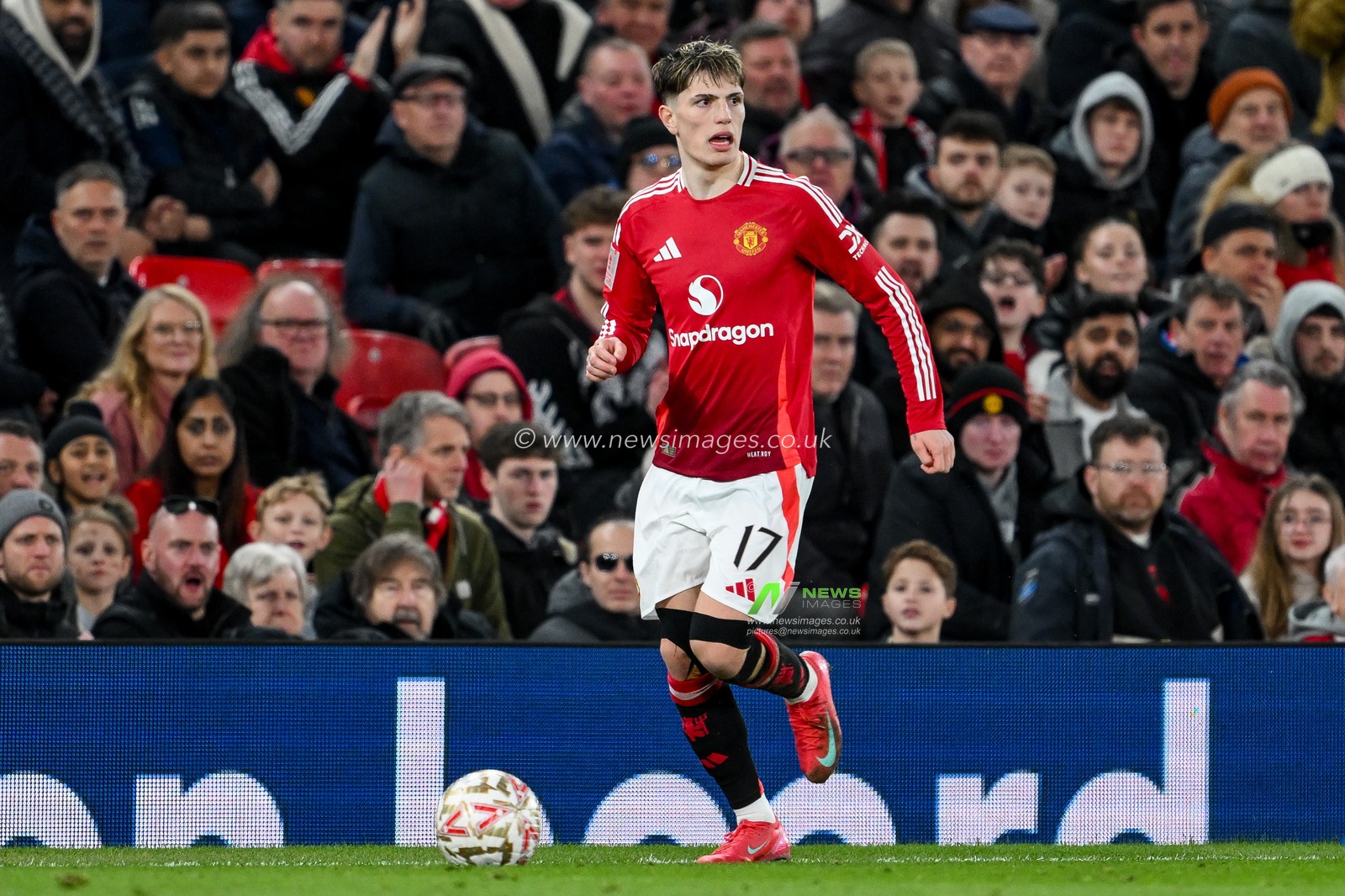 Alejandro Garnacho of Manchester United runs with the ball during the Emirates FA Cup 5th Round match Manchester United vs Fulham at Old Trafford, Manchester, United Kingdom, 2nd March 2025

(Photo by Craig Thomas/News Images)
