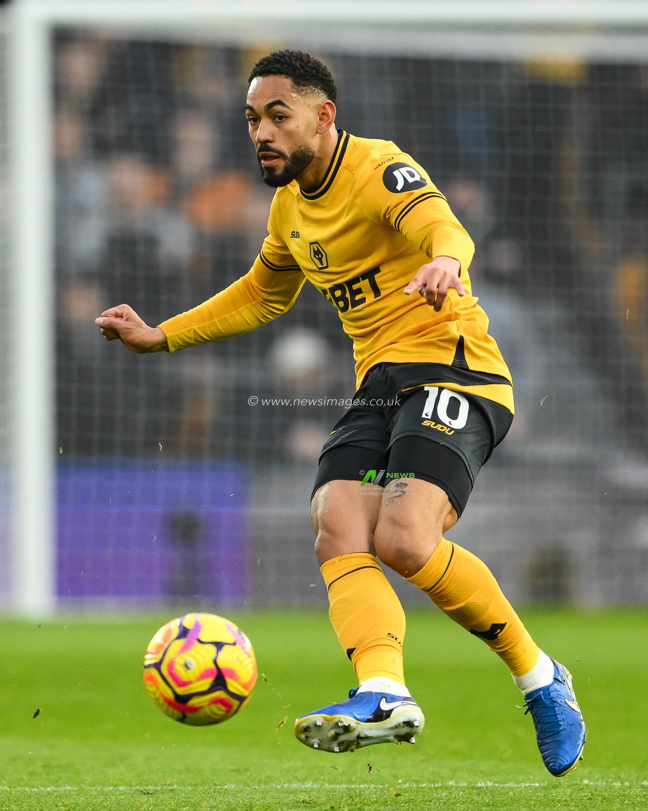 Matheus Cunha of Wolverhampton Wanderers passes the ball during the Premier League match Wolverhampton Wanderers vs Bournemouth at Molineux, Wolverhampton, United Kingdom, 30th November 2024

(Photo by Craig Thomas/News Images)