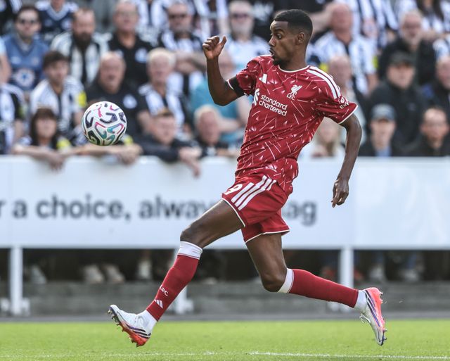 Alexander Isak of Liverpool breaks with the ball during the Premier League match Newcastle Untied vs Liverpool at St. James's Park, Newcastle, United Kingdom on 23 August 2026

(Photo by Alfie Cosgrove/News Images)