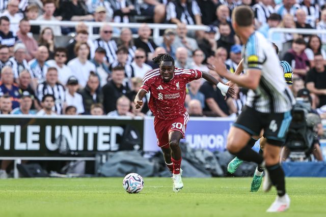 Jeremie Frimpong of Liverpool breaks with the ball tracked by Sven Botman of Newcastle United during the Premier League match Newcastle Untied vs Liverpool at St. James's Park, Newcastle, United Kingdom on 23 August 2026

(Photo by Alfie Cosgrove/News Images)