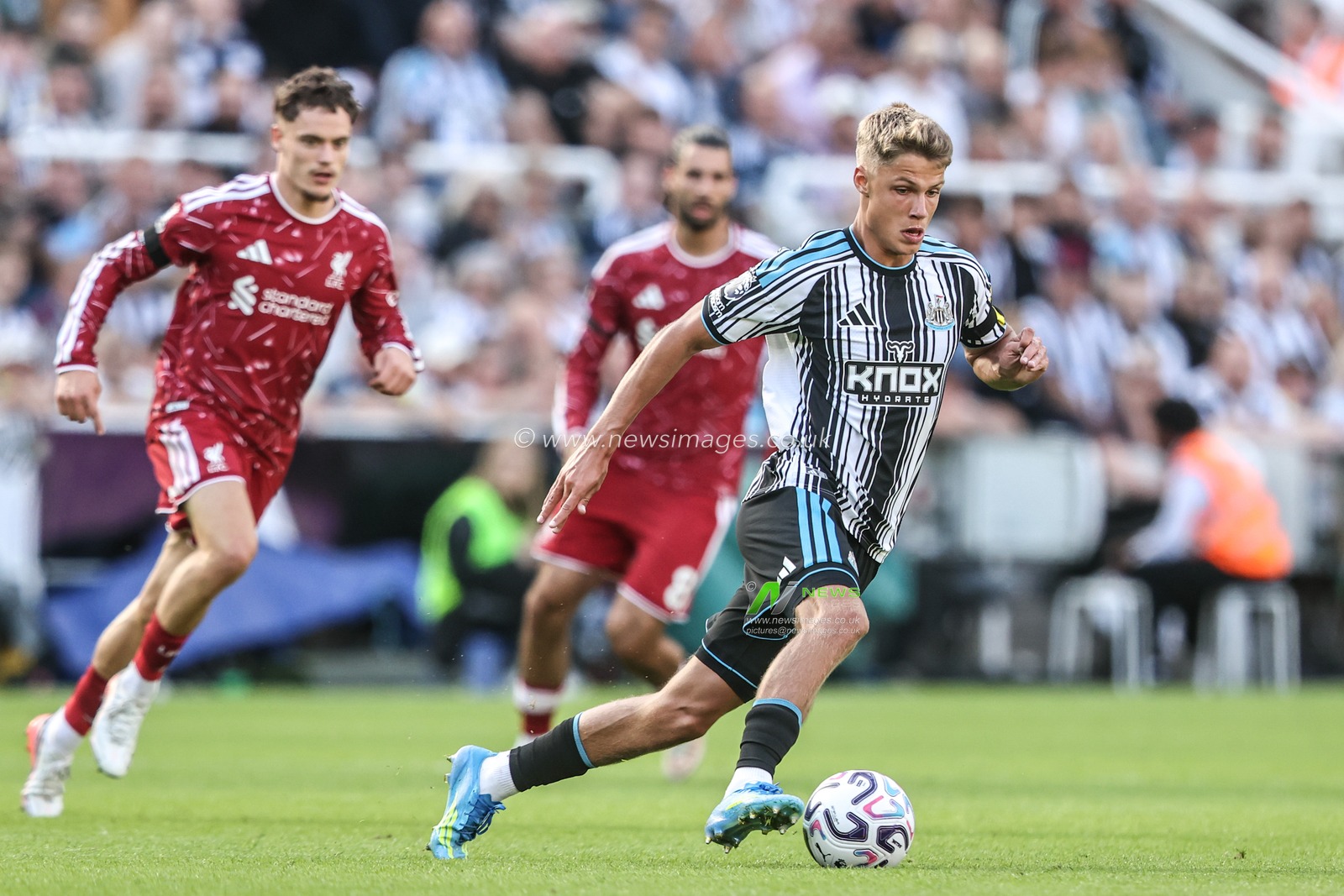 Sean Steur of Newcastle United breaks with the ball during the Premier League match Newcastle Untied vs Liverpool at St. James's Park, Newcastle, United Kingdom on 23 August 2026

(Photo by Alfie Cosgrove/News Images)