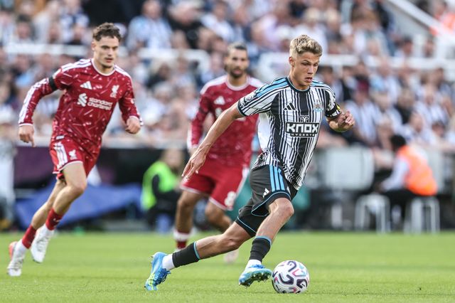 Sean Steur of Newcastle United breaks with the ball during the Premier League match Newcastle Untied vs Liverpool at St. James's Park, Newcastle, United Kingdom on 23 August 2026

(Photo by Alfie Cosgrove/News Images)