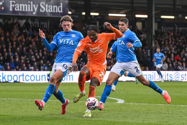 Niall Ennis of Blackpool makes a break with the ball during the Sky Bet League 1 match Stockport County vs Blackpool at Edgeley Park Stadium, Stockport, United Kingdom, 1st March 2025

(Photo by Craig Thomas/News Images)