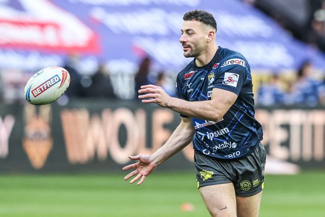 Jake Connor of Leeds Rhinos in the pre-game warm up during the Betfred Super League round 11 match Wigan Warriors vs Leeds Rhinos at The Brick Community Stadium, Wigan, United Kingdom on 15 May 2026

(Photo by Alfie Cosgrove/News Images)