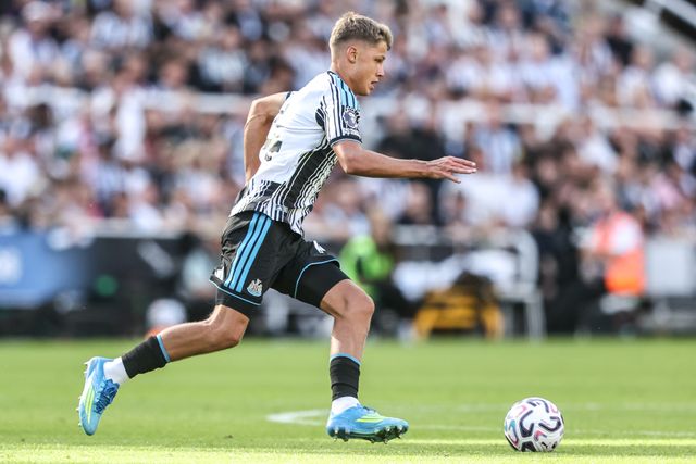 Sean Steur of Newcastle United breaks with the ball during the Premier League match Newcastle Untied vs Liverpool at St. James's Park, Newcastle, United Kingdom on 23 August 2026

(Photo by Alfie Cosgrove/News Images)