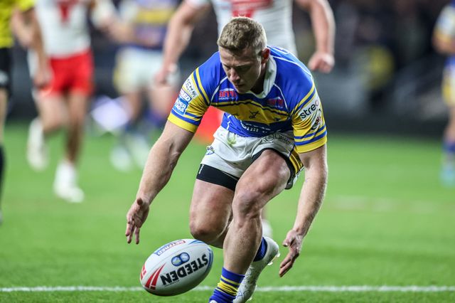 Lachlan Miller of Leeds Rhinos drops the ball during the Betfred Super League play-off Eliminator 2 match Leeds Rhinos vs St Helens at Headingley Stadium, Leeds, United Kingdom, 27th September 2025

(Photo by Alfie Cosgrove/News Images)