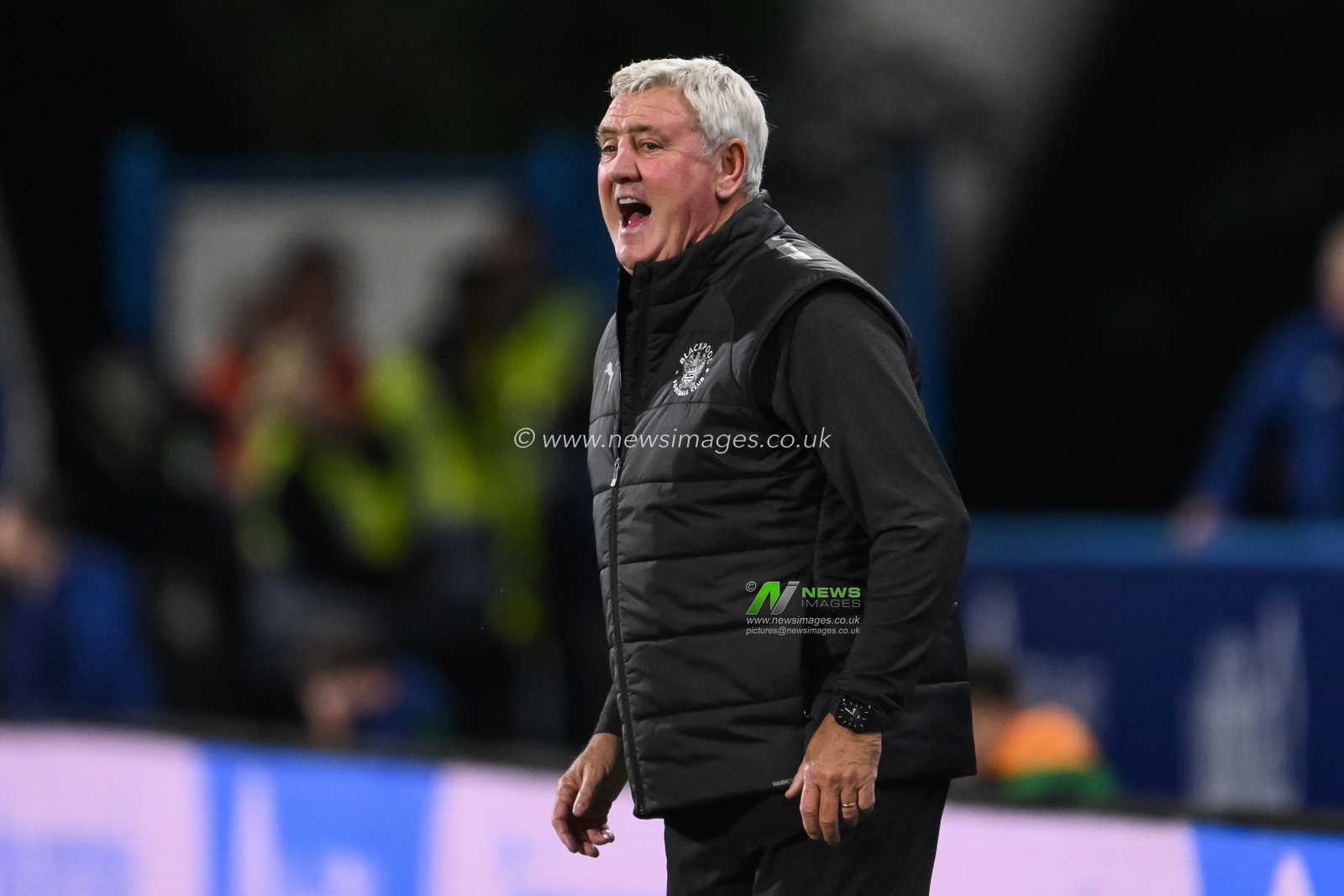 Steve Bruce Manager of Blackpool gives his team instructions during the Sky Bet League 1 match Huddersfield Town vs Blackpool at John Smith's Stadium, Huddersfield, United Kingdom, 24th September 2024

(Photo by Craig Thomas/News Images)