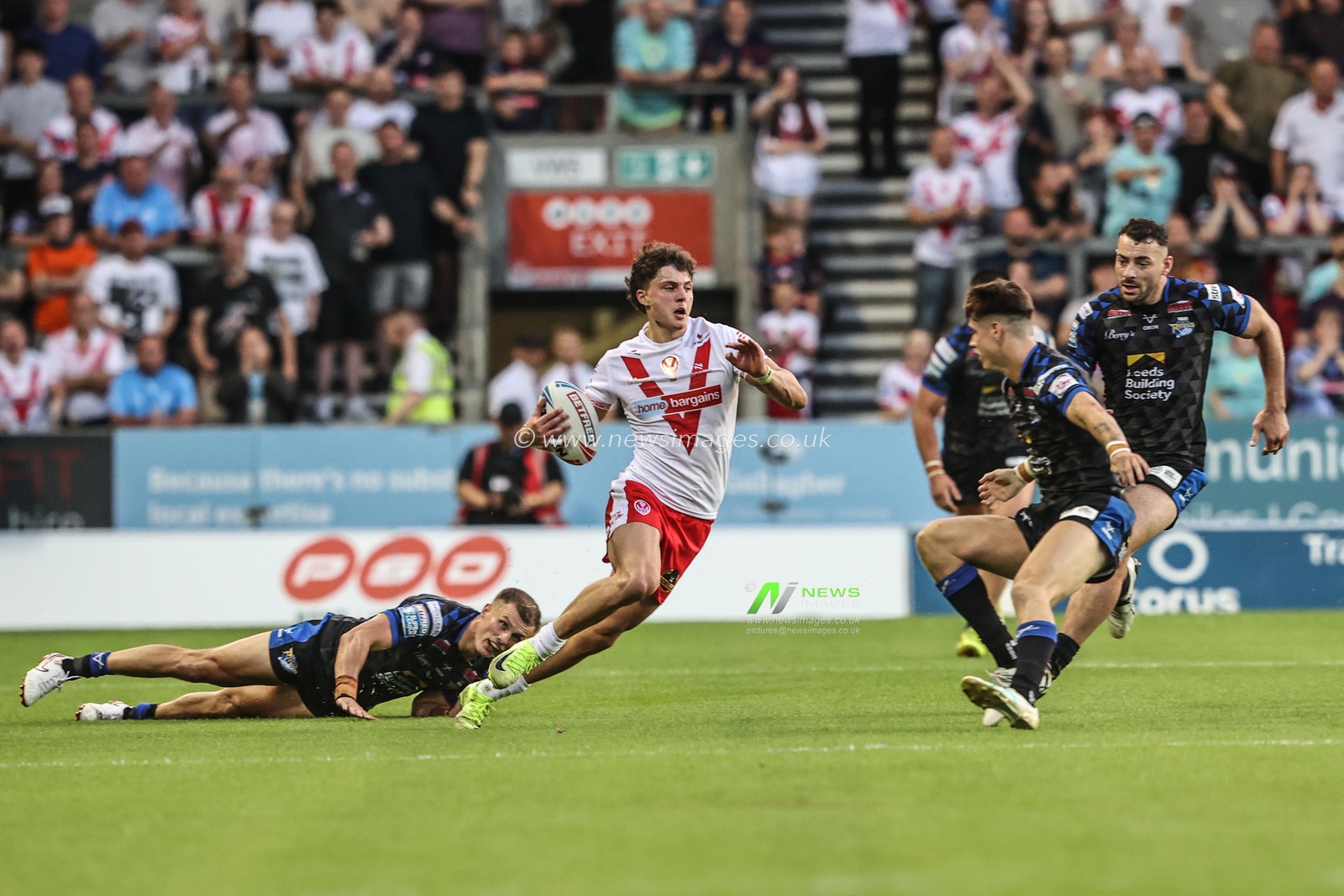 Owen Dagnall of St. Helens breaks with the ball during the Betfred Super League round 15 match St Helens vs Leeds Rhinos at Totally Wicked Stadium, St Helens, United Kingdom, 20th June 2025

(Photo by Alfie Cosgrove/News Images)