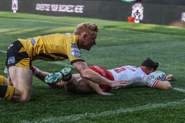 Tom Davies of Hull KR goes over for a try during the Betfred Super League round 15 match Castleford Tigers vs Hull KR at The Mend-A-Hose Jungle, Castleford, United Kingdom, 19th June 2025

(Photo by Alfie Cosgrove/News Images)