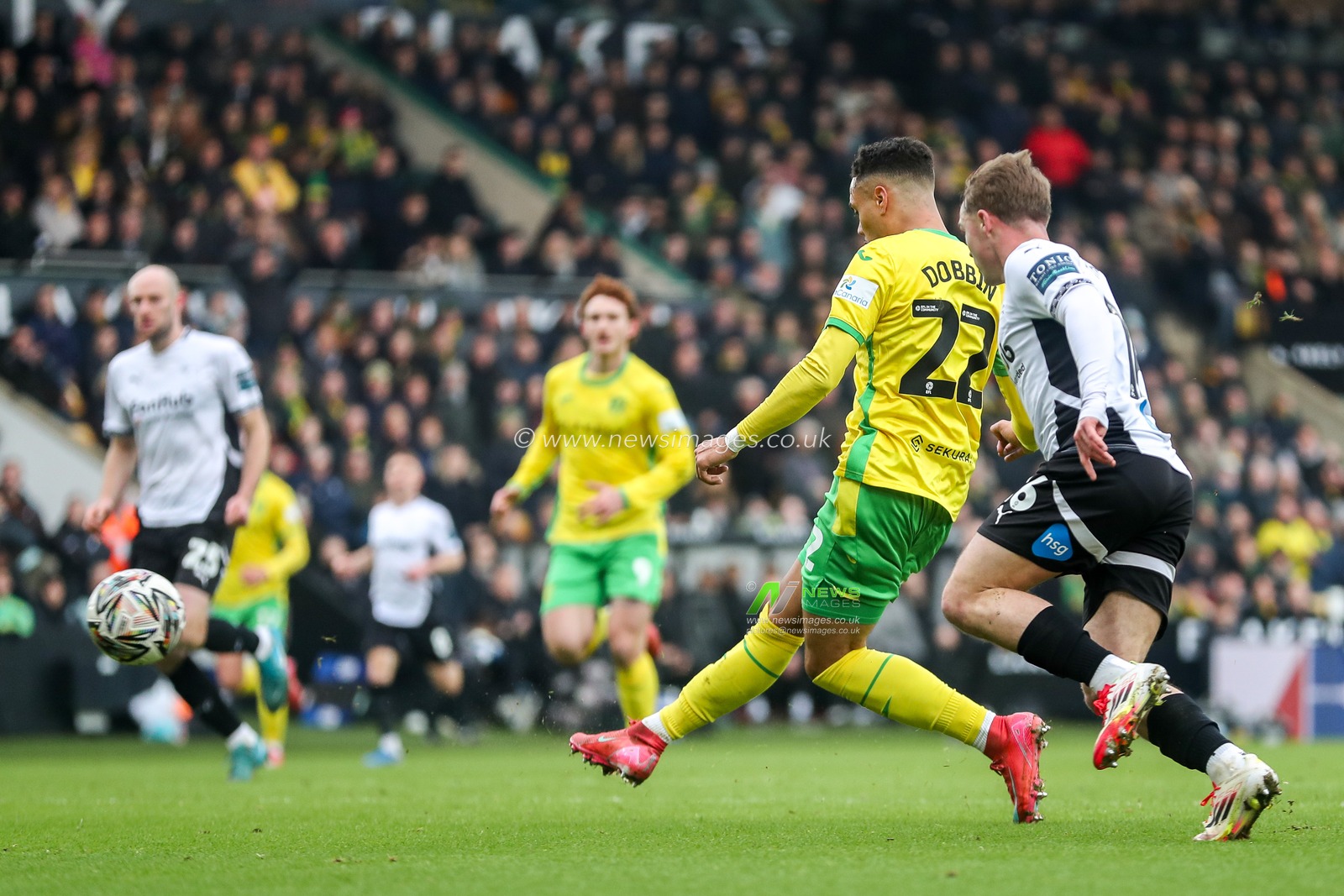 Lewis Dobbin of Norwich City scores to make it 1-0, which is later ruled offside during the Sky Bet Championship match Norwich City vs Derby County at Carrow Road, Norwich, United Kingdom, 8th February 2025

(Photo by Izzy Poles/News Images)