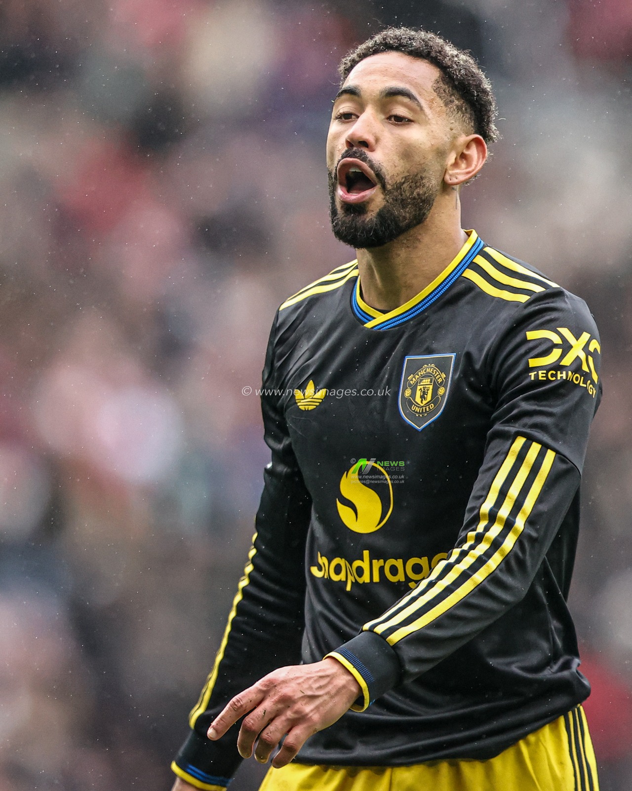 Matheus Cunha of Manchester United appeals to referee Stuart Attwell during the Premier League match Sunderland vs Manchester United at Stadium Of Light, Sunderland, United Kingdom on 09 May 2026

(Photo by Alfie Cosgrove/News Images)