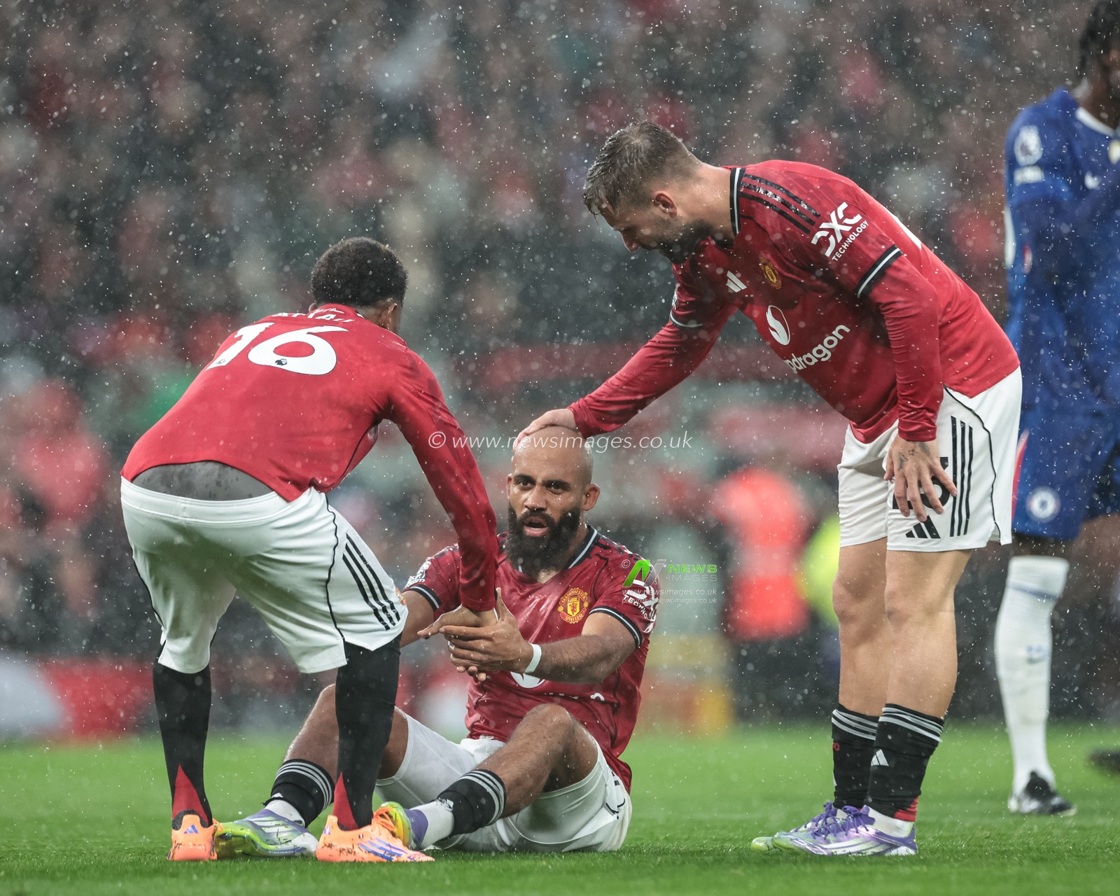 Bryan Mbeumo of Manchester United is helps up after Robert Sanchez of Chelsea fouls him during the Premier League match Manchester United vs Chelsea at Old Trafford, Manchester, United Kingdom, 20th September 2025

(Photo by Mark Cosgrove/News Images)