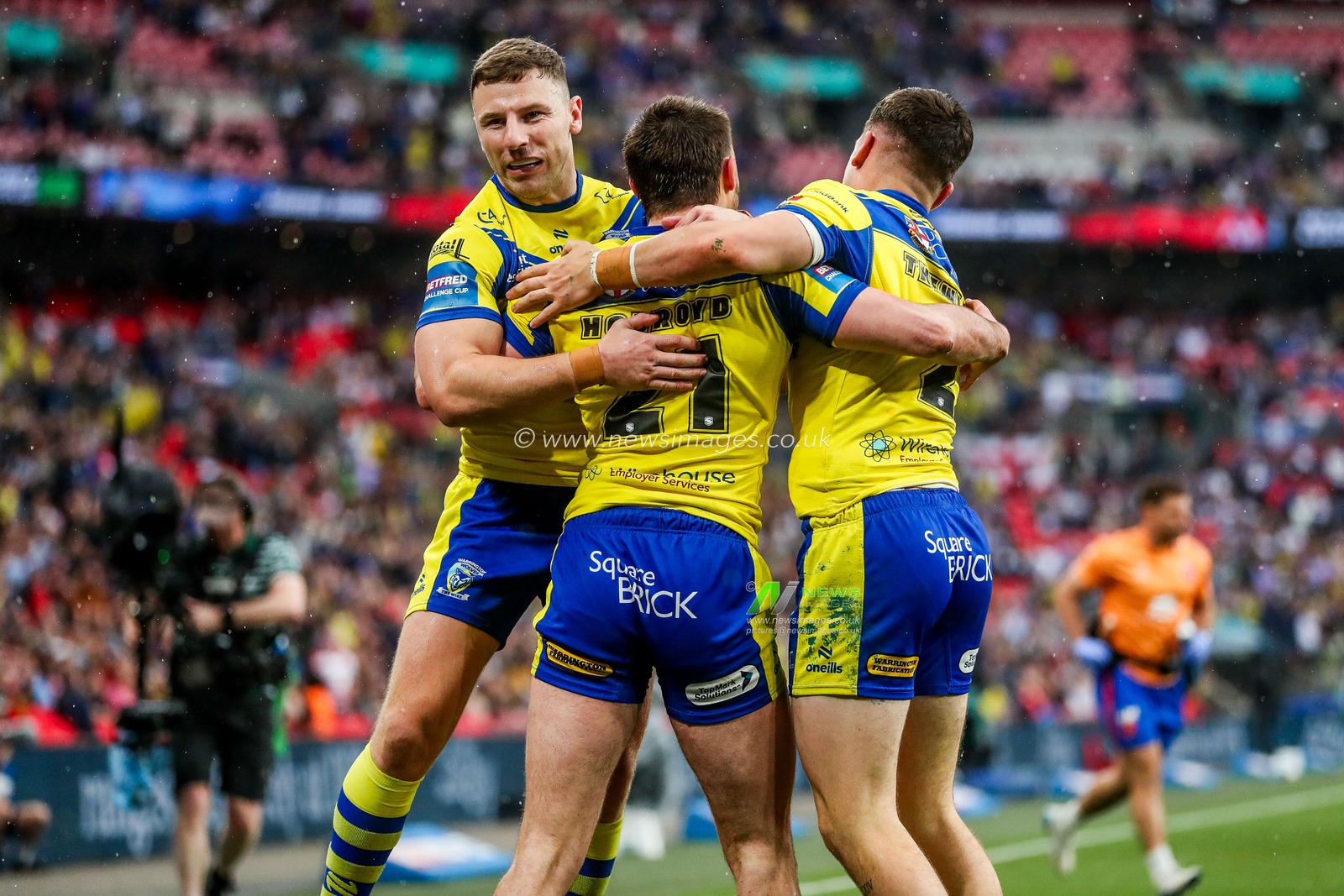 Adam Holroyd of Warrington Wolves celebrates his try with teammates, which is later disallowed during the Betfred Challenge Cup Final Warrington Wolves vs Hull KR at Wembley Stadium, London, United Kingdom, 7th June 2025

(Photo by Izzy Poles/News Images)
