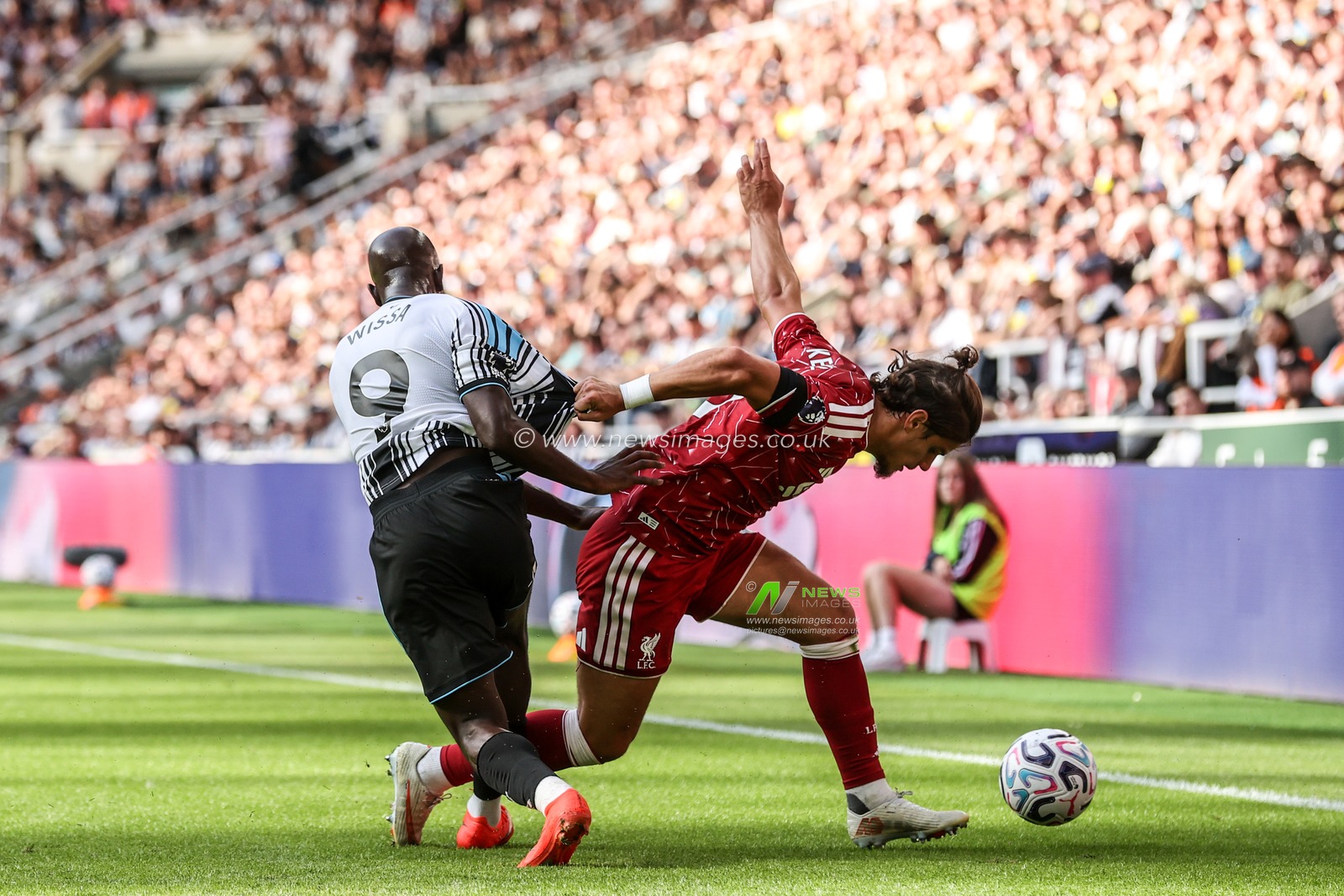 Yoane Wissa of Newcastle United and Milos Kerkez of Liverpool battle for the ball during the Premier League match Newcastle Untied vs Liverpool at St. James's Park, Newcastle, United Kingdom on 23 August 2026

(Photo by Alfie Cosgrove/News Images)