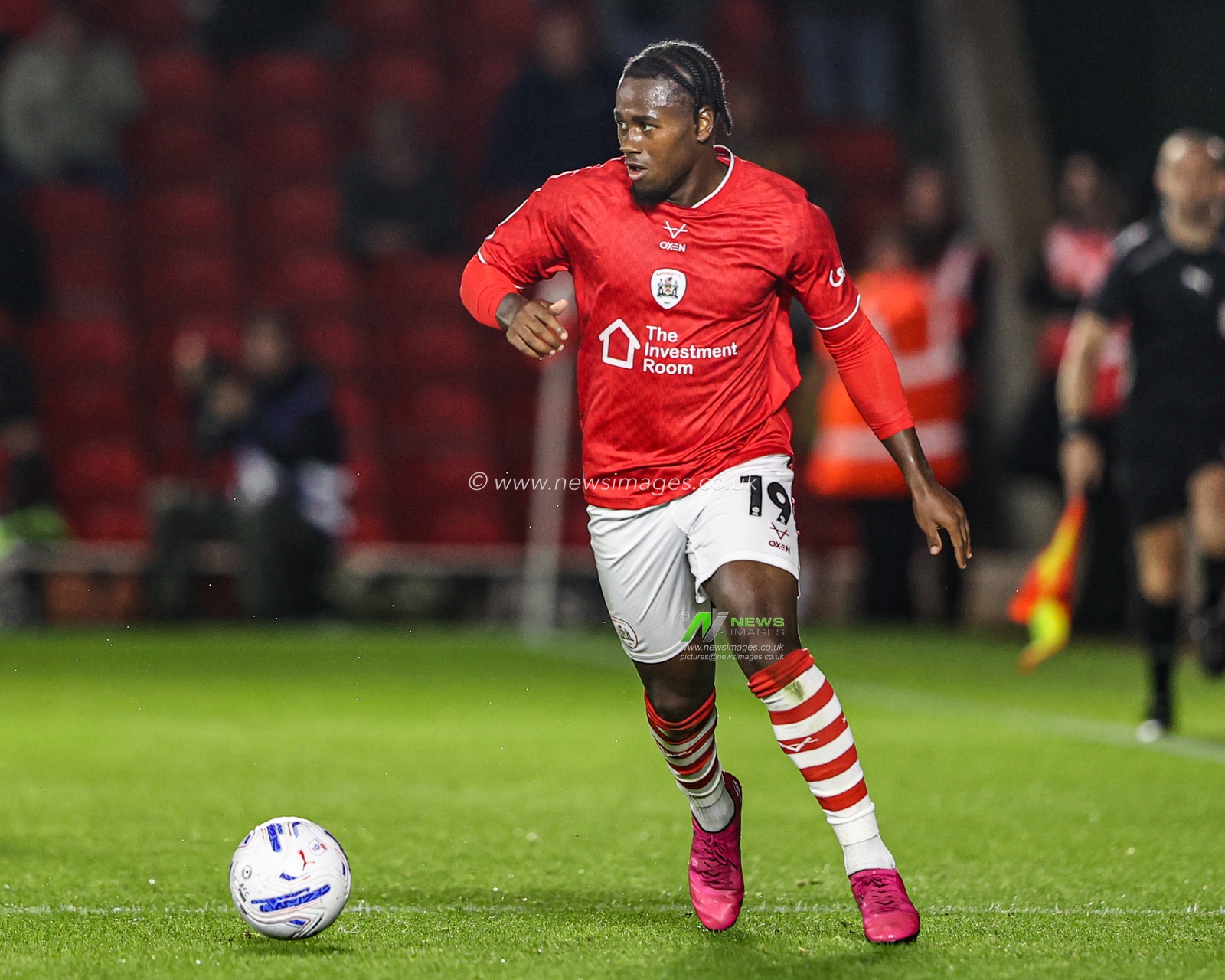 Reyes Cleary of Barnsley breaks with the ball during the Sky Bet League One match Barnsley vs Blackpool at Oakwell, Barnsley, United Kingdom on 02 September 2026

(Photo by Alfie Cosgrove/News Images)