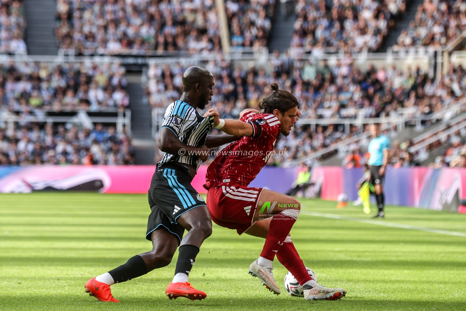 Yoane Wissa of Newcastle United and Milos Kerkez of Liverpool battle for the ball during the Premier League match Newcastle Untied vs Liverpool at St. James's Park, Newcastle, United Kingdom on 23 August 2026

(Photo by Alfie Cosgrove/News Images)