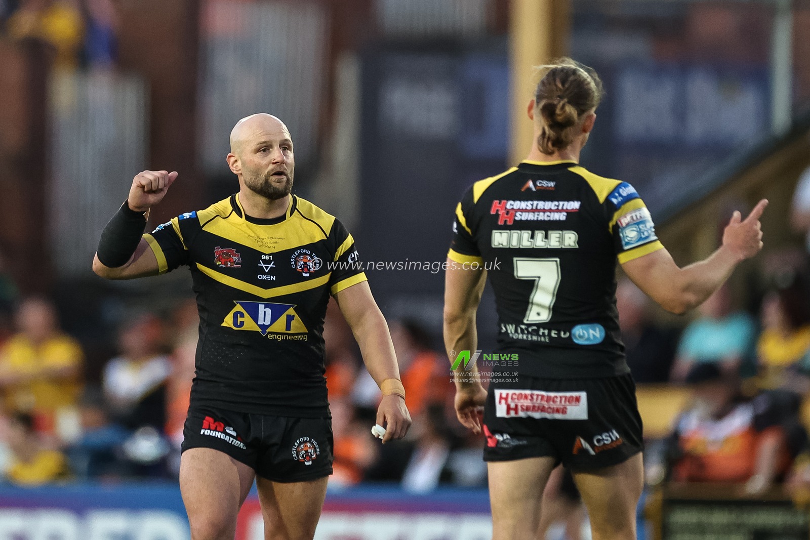 Paul McShane of Castleford Tigers speaks to Jacob Miller of Castleford Tigers during the Betfred Super League Round 11 match Castleford Tigers vs St Helens at The Mend-A-Hose Jungle, Castleford, United Kingdom, 10th May 2024

(Photo by Mark Cosgrove/News Images)